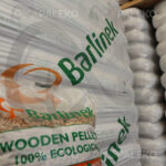 Pellet drzewny Barlinek worek na tle palet na magazynie Paleko