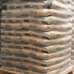 Pellet drzewny Clear Energy palety na magazynie z bliska Paleko