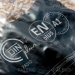 Pellet drzewny Clear Energy worek z bliska certyfikaty Paleko
