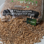 Pellet drzewny Clear Energy worek rozsypany z wizytówką Paleko