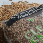Pellet drzewny Clear Energy rozsypany worek z bliska Paleko
