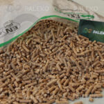 Pellet drzewny Expro worek rozsypany z wizytówką Paleko