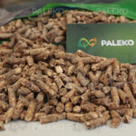 Pellet drzewny Lets niebieski worek rozsypany z wizytówka Paleko