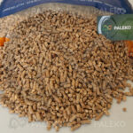 Pellet drzewny Lets pomarańczowy worek rozsypany z wizytówką Paleko