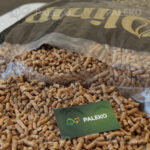 Pellet drzewny Olimp rozsypany worek z wizytówką Paleko