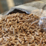 Pellet drzewny z bliska rozsypany Paleko
