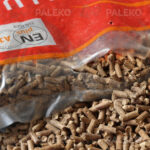 Pellet drzewny Solid wore rozsypany z bliska Paleko
