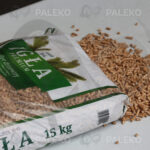 Pellet drzewny Igła worek rozsypany na stole Paleko