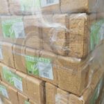 Paleta brykietu drzewnego MMJ od boku zbliżenie paleta w folii