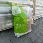 Worek pelletu drzewnego Dimplex oparty o palety