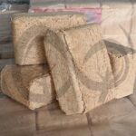 Brykiet sosnowo bukowy RUF kostki na tle palet