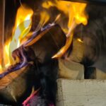 płonący brykiet kostka RUF w kominku