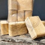 Brykiet drzewny ułożony do zdjęcia bokiem