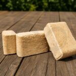 Brykiet drzewny ułożony do zdjęcia bokiem