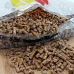 pellet lapwood w worku rozsypany, dziura z przodu, biały worek z żółtym i czerwonym elementem
