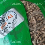 Pellet Cetim - zbliżenie na certyfikat ENPLUS A1 na zielonym tle.