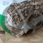 Kawałek pelletu cetim leżącego na stole w zielono-białym worku pod kątem