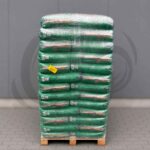Paleta pellet Dankros na tle ściany paleta na palecie z dostawą Paleko Bydgoszcz