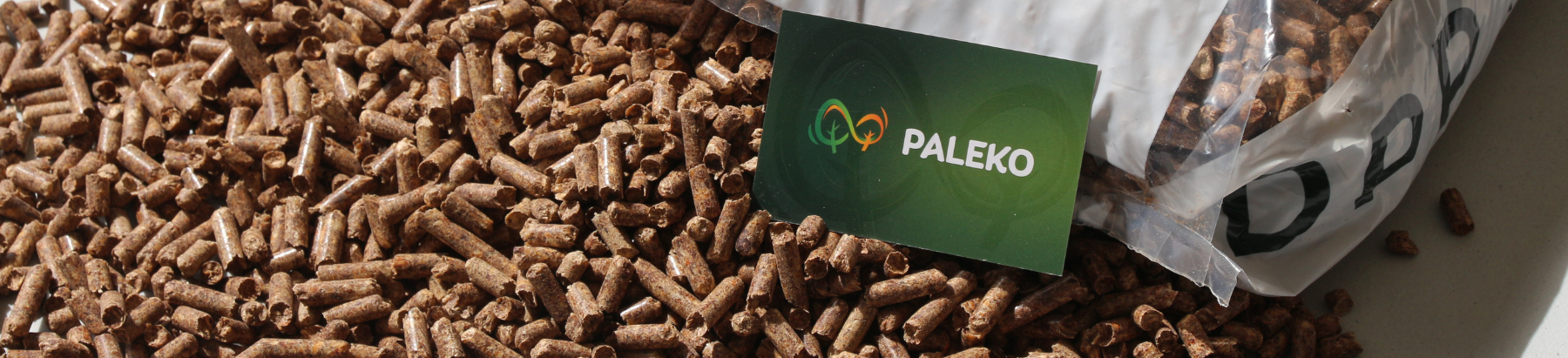 Rozsypany pellet DPP z wizytówką, z worka dpp "wylewa sie" pellet