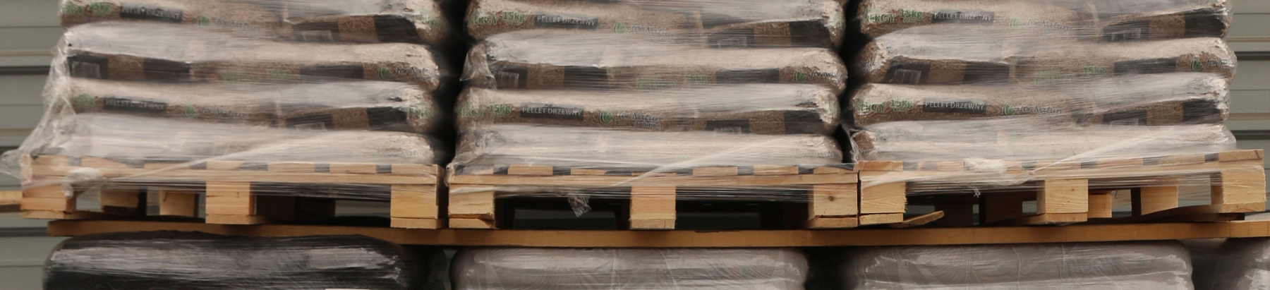 paleta pelletu ustawiona w magazynie
