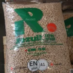 Pellet drzewny Rezult w przezroczystym worku z zielonymmi napisami, leżący worek, zbliżenie na worek