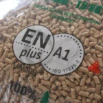 Pellet drzewny Rezult w przezroczystym worku z zielonymmi napisami, leżący worek, zbliżenie na worek z logiem ENplus A1, certyfikat