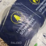 pellet drzewny RIO, jasny pellet, szaro-beżowy worek z niebieskim paskiem, worek 100% drewno sosnowe