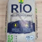 pellet drzewny RIO, jasny pellet, szaro-beżowy worek z niebieskim paskiem, worek na płasko, od przodu
