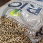 pellet drzewny RIO, jasny pellet, szaro-beżowy worek z niebieskim paskiem, otwarty worek