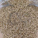 pellet drzewny RIO, jasny pellet, szaro-beżowy worek z niebieskim paskiem, pelet luzem, pellet zblizenie