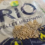 pellet drzewny RIO, jasny pellet, szaro-beżowy worek z niebieskim paskiem, pellet na worku