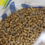 pellet drzewny RIO, jasny pellet, szaro-beżowy worek z niebieskim paskiem, zdjecie z worka