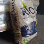 pellet drzewny RIO, jasny pellet, szaro-beżowy worek z niebieskim paskiem, worek