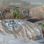 pellet drzewny RIO, jasny pellet, szaro-beżowy worek z niebieskim paskiem, worek na palecie pod folia