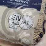 pellet drzewny RIO, jasny pellet, szaro-beżowy worek z niebieskim paskiem, worek, certyfikat ENplusA1