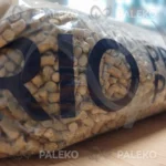 pellet drzewny RIO, jasny pellet, szaro-beżowy worek z niebieskim paskiem, worek z napisem RIO